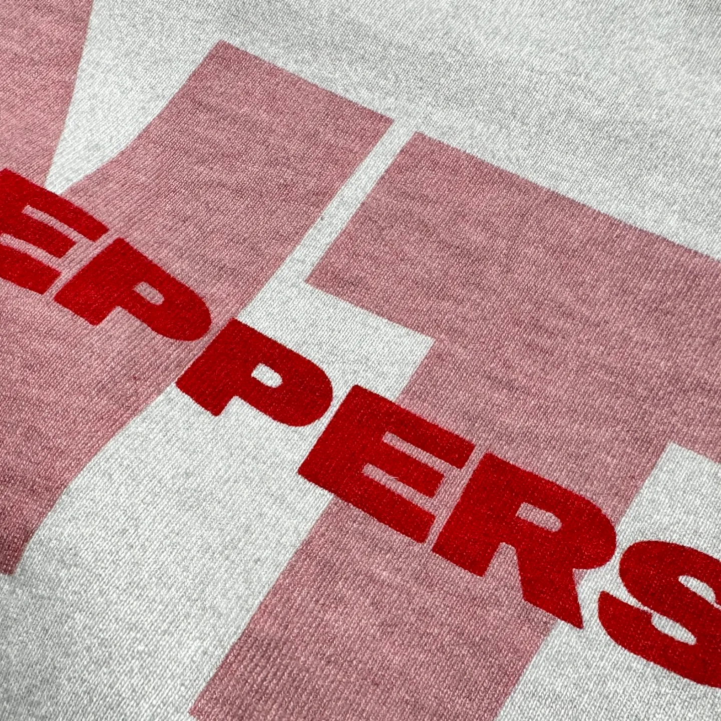P158 # CTS-98 Saint 26SS RHCP Red Hot Chili Peppers co-branded long sleeves. Original washed 260g pure cotton fabric. Retro single-stitch heaven and earth stitch technology. Heavy Assut fermentation mill washing water. Invincible hand feel and texture. Size: S M L The most common and complex single-needle sewing process (commonly known as single-thread heaven and earth stitch) among vintage vintage brands such as Michael. White ink direct-injection printing is clear and delicate. Heavy distressed washing process. Special cement gray effect that can only be achieved by multiple washings. Absolutely invincible texture and feel. Perfectly achieves the natural retro high-end sense of vintage. Distinguishes the hard and uncomfortable garbage washing effect.